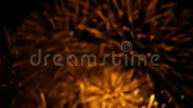 4K. 烟火背景。 抽象模糊的真正金色闪光烟花与波克灯在夜空。 发光的烟花